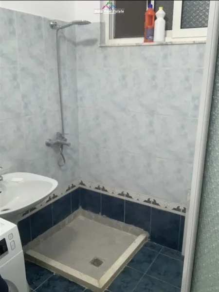 Tirane, jepet me qera apartament 1+1+Ballkon Kati 1, 65 m² 550 € (RRUGA E ELBASANIT)