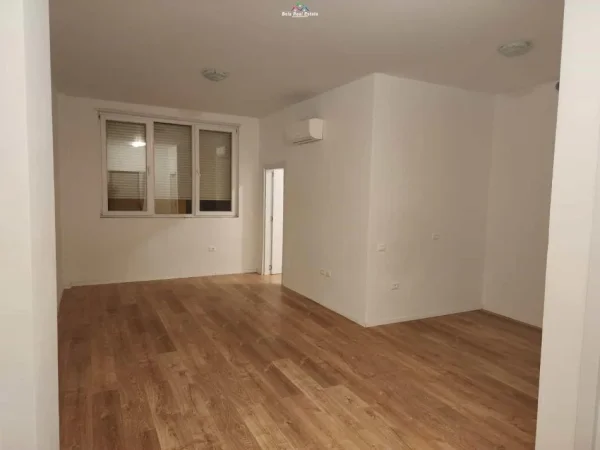 Tirane, jepet me qera zyre Kati 1, 62 m² 700 € (SHKOLLA E KUQE)