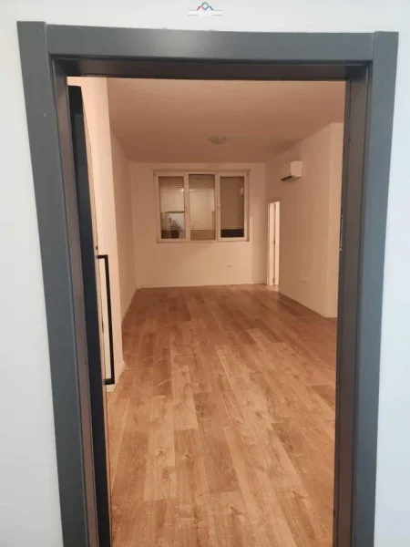 Tirane, jepet me qera zyre Kati 1, 62 m² 700 € (SHKOLLA E KUQE)