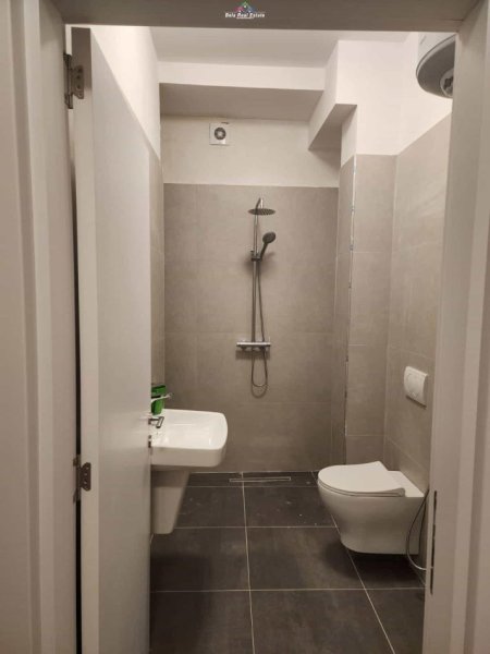 Tirane, jepet me qera zyre Kati 1, 62 m² 700 € (SHKOLLA E KUQE)