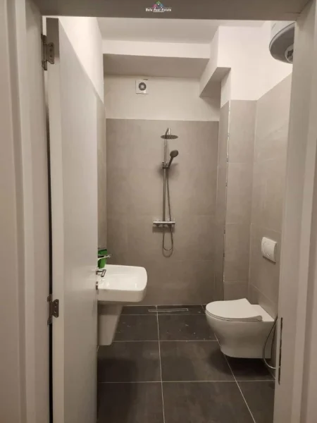 Tirane, jepet me qera zyre Kati 1, 62 m² 700 € (SHKOLLA E KUQE)