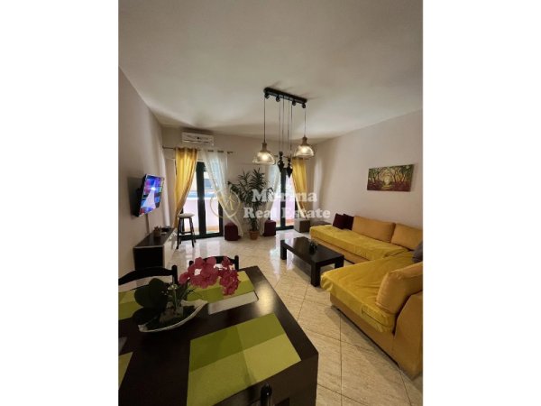 Tirane, jepet me qera apartament 1+1 Kati 2, 90 m² 1.100 € (Rruga e Barrikadave)
