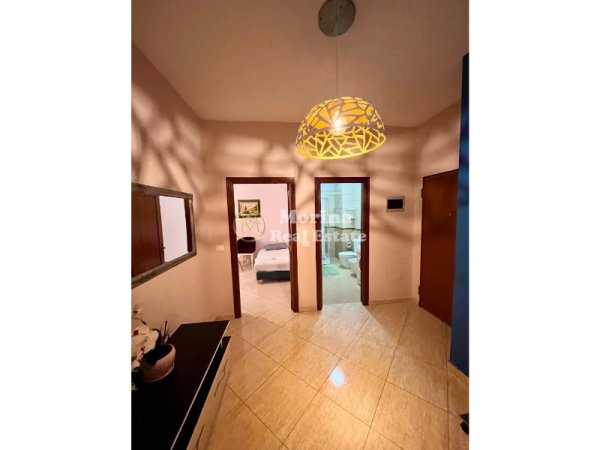 Tirane, jepet me qera apartament 1+1 Kati 2, 90 m² 1.100 € (Rruga e Barrikadave)