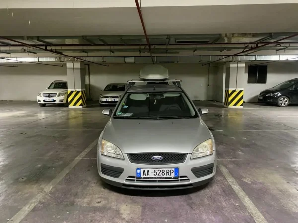Tirane, shitet me portobagazh Ford Focus Nafte, gri metalizato manuale Kondicioner 13 km 1.800 €