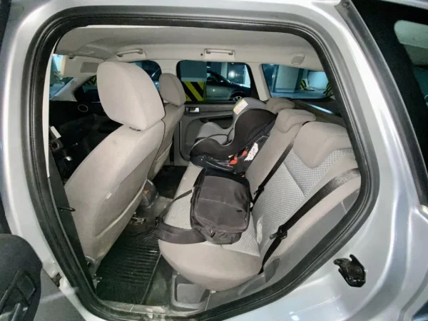 Tirane, shitet me portobagazh Ford Focus Nafte, gri metalizato manuale Kondicioner 13 km 1.800 €