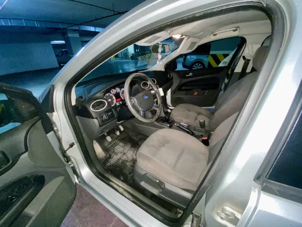 Tirane, shitet me portobagazh Ford Focus Nafte, gri metalizato manuale Kondicioner 13 km 1.800 €