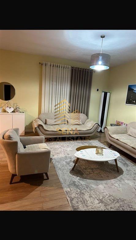 Tirane, jepet me qera shtepi 2+1+Ballkon Kati 1, 130 m² 700 € (Rruga Kastriotet)