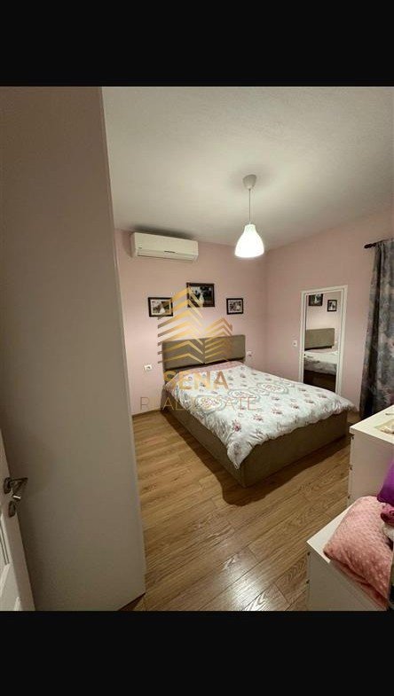Tirane, jepet me qera shtepi 2+1+Ballkon Kati 1, 130 m² 700 € (Rruga Kastriotet)