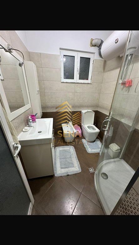 Tirane, jepet me qera shtepi 2+1+Ballkon Kati 1, 130 m² 700 € (Rruga Kastriotet)