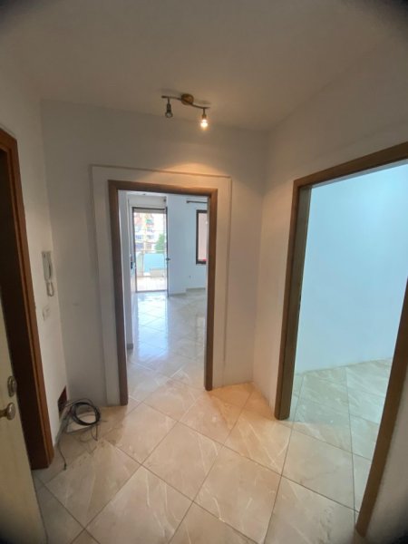 Tirane, jepet me qera apartament 2+1+Ballkon Kati 1, 81 m² 500 € (Rruga Haxhi Dalliu)