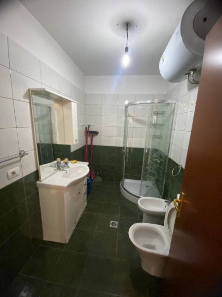 Tirane, jepet me qera apartament 2+1+Ballkon Kati 1, 81 m² 500 € (Rruga Haxhi Dalliu)