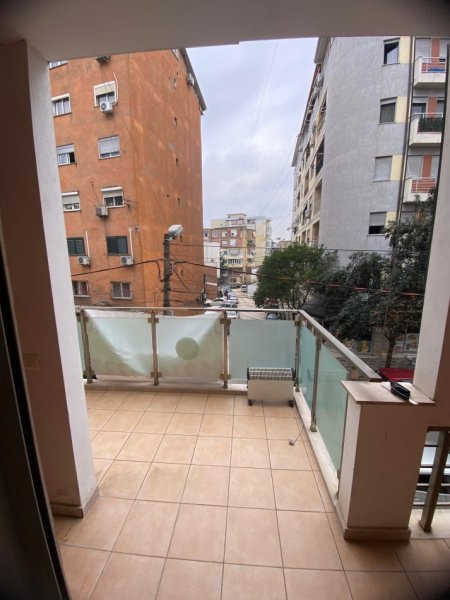 Tirane, jepet me qera apartament 2+1+Ballkon Kati 1, 81 m² 500 € (Rruga Haxhi Dalliu)