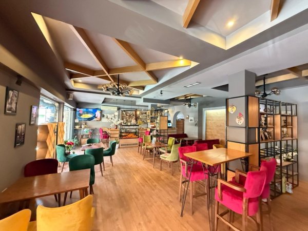 Tirane, jepet me qera ambjent biznesi Kati 0, 210 m² 2.000 € (Rruga Rexhep Jella)