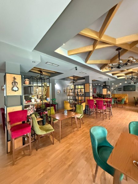 Tirane, jepet me qera ambjent biznesi Kati 0, 210 m² 2.000 € (Rruga Rexhep Jella)