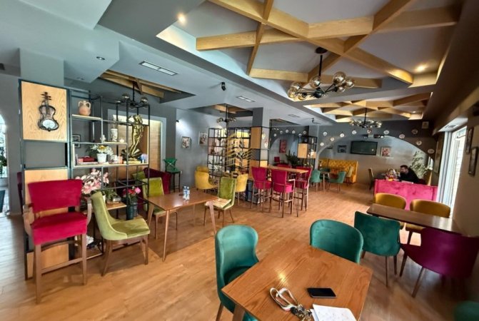 Tirane, jepet me qera ambjent biznesi Kati 0, 210 m² 2.000 € (Rruga Rexhep Jella)