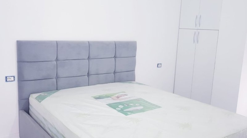 Tirane, jepet me qera apartament 1+1+Ballkon Kati 2, 600 m² 650 € (Komuna e Parisit)