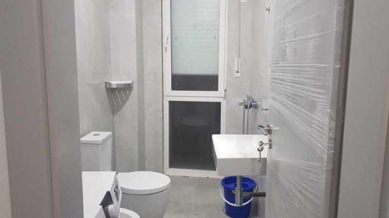 Tirane, jepet me qera apartament 1+1+Ballkon Kati 2, 600 m² 650 € (Komuna e Parisit)