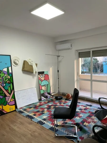 Tirane, jepet me qera ambjent biznesi Kati 2, 100 m² 750 € (Ambasada Amerikane)