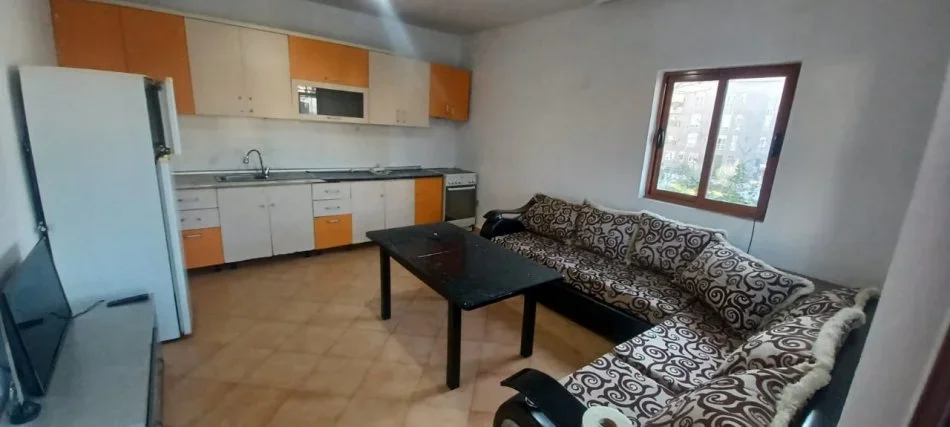 Tirane, jepet me qera shtepi 1+1+Ballkon Kati 2, 65 m² 400 € (21 Dhjetori)