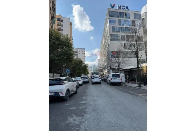 Tirane, shitet ambjent biznesi Kati 0, 350 m² 750.000 € (Komuna e Parisit)
