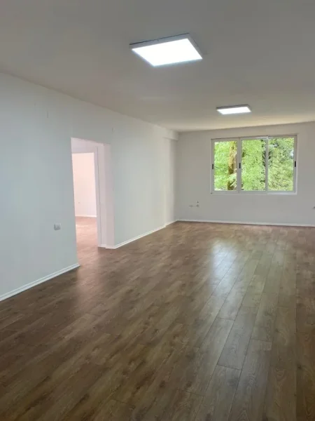 Tirane, jepet me qera zyre Kati 2, 100 m² 750 € (Rruga e Elbasanit)