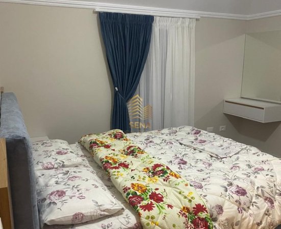 Tirane, jepet me qera shtepi 2+1+Ballkon Kati 4, 100 m² 450 € (Sauk)
