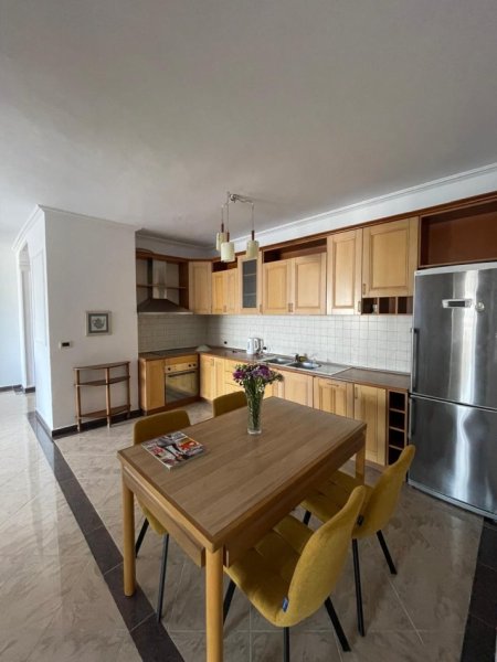 Tirane, jepet me qera apartament 2+1+Ballkon Kati 7, 140 m² 800 € (Bllok)