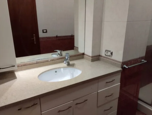 Tirane, jepet me qera apartament 3+1+Ballkon Kati 2, 145 m² 550 € (Qytet Student)