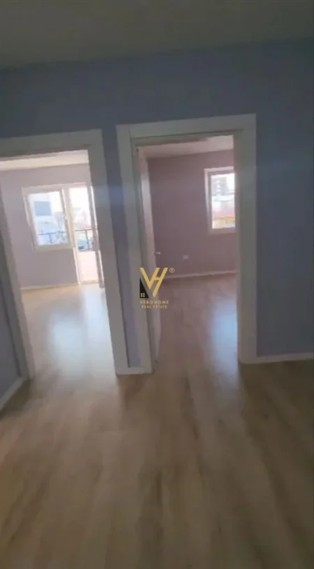 Tirane, jepet me qera zyre Kati 4, 85 m² 500 € (PAZARI I RI)