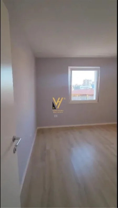 Tirane, jepet me qera zyre Kati 4, 85 m² 500 € (PAZARI I RI)