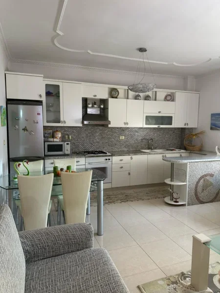 Vlore, jepet me qera apartament 2+1+Ballkon Kati 3, 117 m² 500 € (Perball me kopshtin Binjaket, Kali i Trojes, Vlore) rv46736