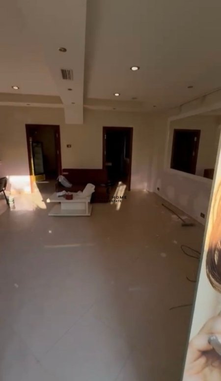 Tirane, jepet me qera dyqan Kati 0, 67 m² 500 € (KOMUNA E PARISIT)