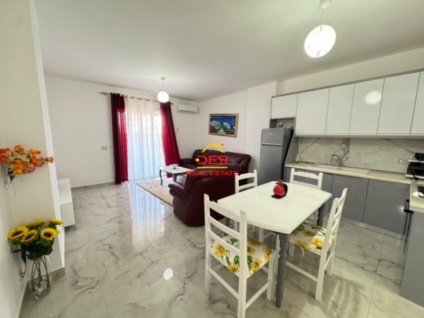 Vlore, jepet me qera apartament 2+1+Ballkon Kati 3, 100 m² 400 € (Rruga Pelivan Leskaj)