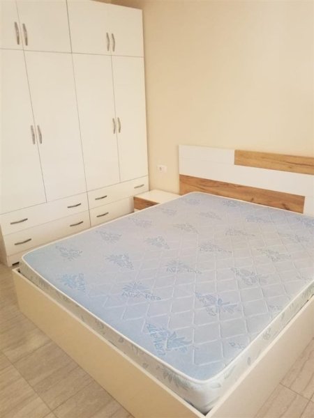 Tirane, jepet me qera 1+1+Ballkon Kati 1, 68 m² 410 € (rruga bardhyl)