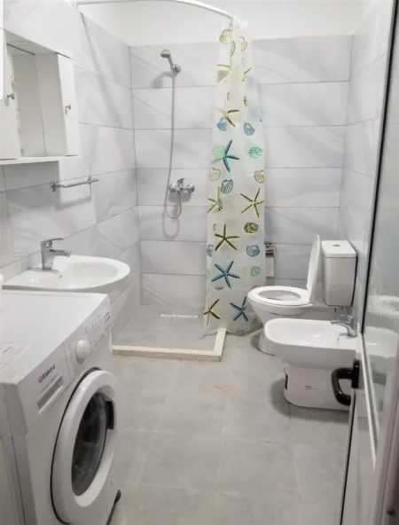 Tirane, jepet me qera 1+1+Ballkon Kati 1, 68 m² 410 € (rruga bardhyl)