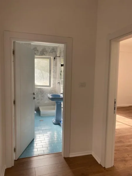 Tirane, jepet me qera zyre Kati 2, 100 m² 750 € (Prane Ambasades Amerikane)