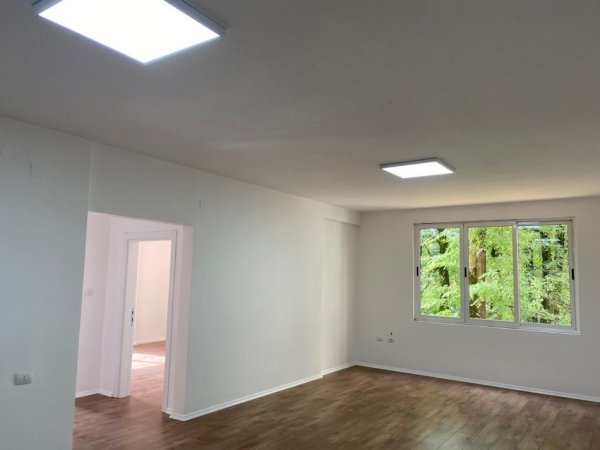 Tirane, jepet me qera zyre Kati 2, 100 m² 750 € (AMBASADA)