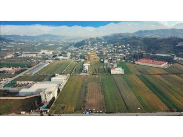 Tirane, shitet toke , 6.100 m² 610.000 € (Yzberisht, Mezez)