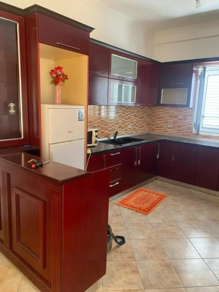 Tirane, jepet me qera apartament 3+1+Ballkon Kati 3, 140 m² 500 € (SELITE)