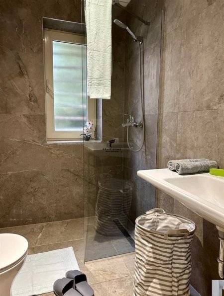Tirane, jepet me qera apartament 1+1+Ballkon Kati 2, 50 m² 620 € (LIQENI ARTIFICIAL)