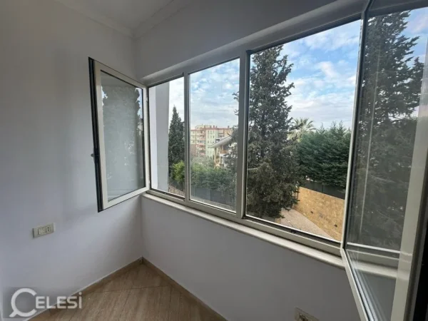 Tirane, shitet apartament 1+1+Ballkon Kati 2, 79 m² 93.000 € (FRESKU)