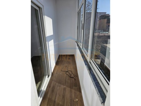 Tirane, jepet me qera apartament 1+1 Kati 4, 50 m² 700 € (RRUGA E DURRESIT)
