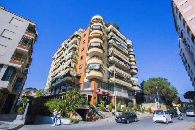 Tirane, jepet me qera zyre Kati 2, 57 m² 500 € (Rruga e Elbasanit)