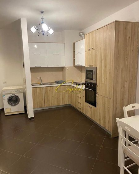 Tirane, jepet me qera apartament 1+1 Kati 1, 60 m² 500 € (XHAMLLIKU)