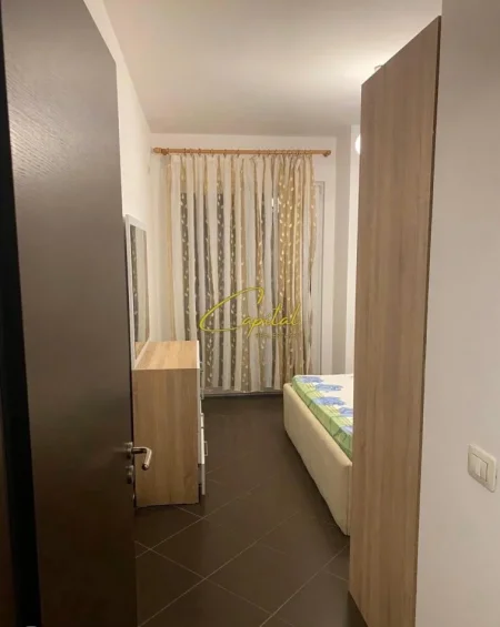 Tirane, jepet me qera apartament 1+1 Kati 1, 60 m² 500 € (XHAMLLIKU)
