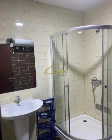 Tirane, jepet me qera apartament 1+1 Kati 1, 60 m² 500 € (XHAMLLIKU)