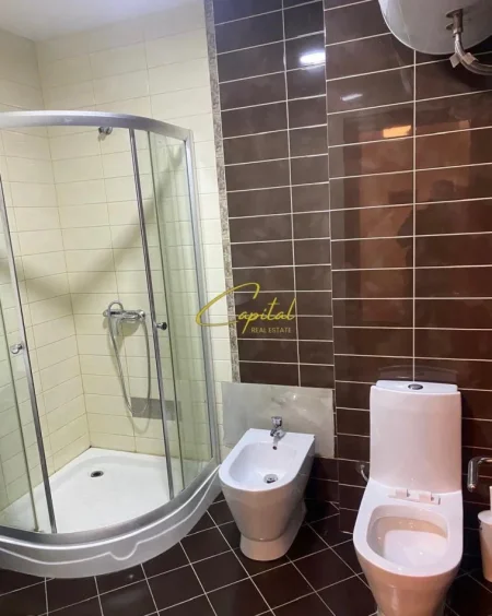 Tirane, jepet me qera apartament 1+1 Kati 1, 60 m² 500 € (XHAMLLIKU)