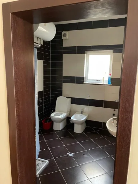 Tirane, jepet me qera apartament 2+1 Kati 1, 120 m² 500 € (Qytet Studenti)