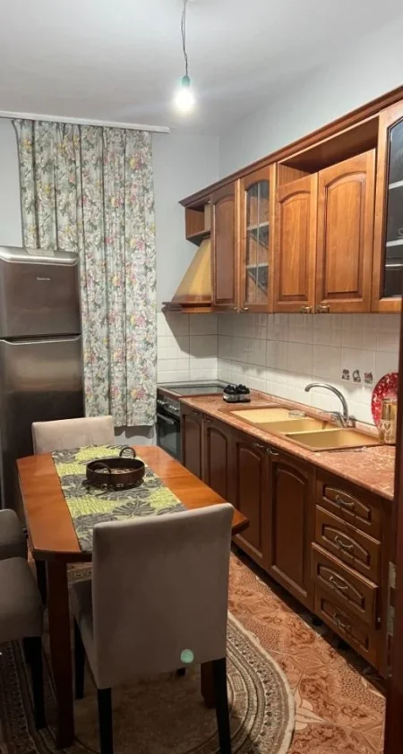 Tirane, jepet me qera apartament 2+1 Kati 1, 110 m² 500 € (Ish Fusha Aviacionit)