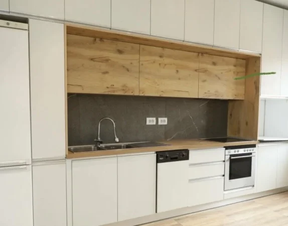 Tirane, jepet me qera zyre Kati 4, 80 m² 650 € (rruga e kavajes)